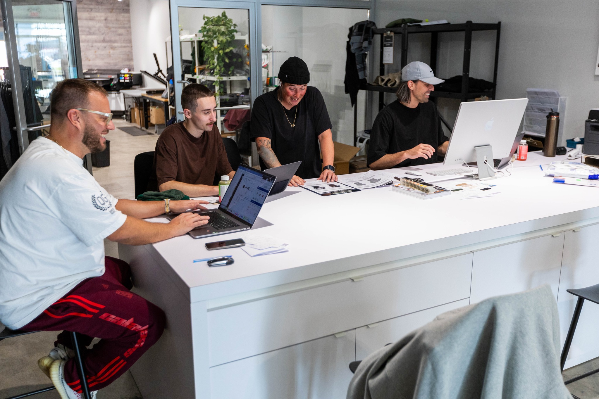 Équipe Atelier QG au travail dans l'atelier