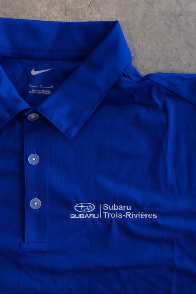 Polo Nike bleu brodé au logo de Subaru Trois-Rivières par Atelier QG