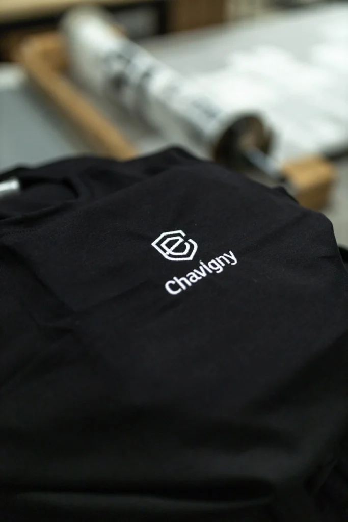 Logo Chavigny brodé sur un chandail noir par Atelier QG